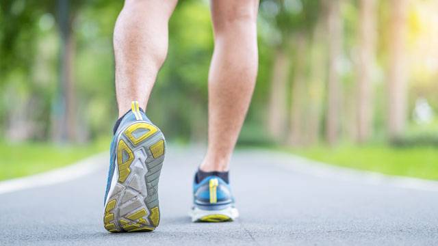 corridore con scarpe giuste per la corsa