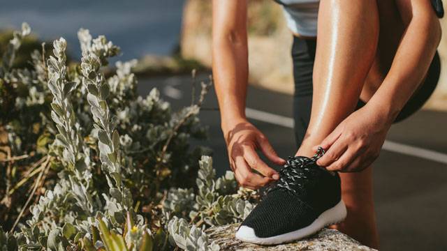 ragazza indossa scarpe giuste per correre