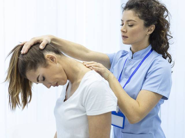 Fisioterapista esegue trattamento al collo per una paziente
