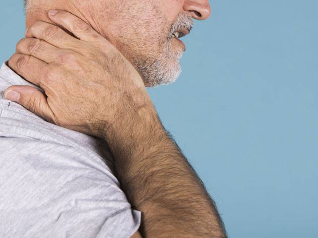 uomo anziano con dolore cervicale
