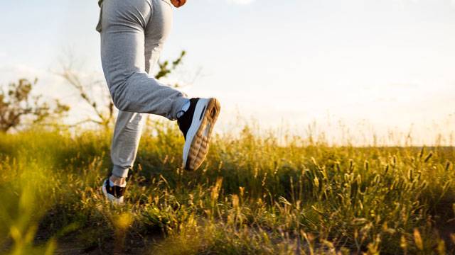 Correre con una postura scorretta o indossare scarpe inadeguate può incrementare il rischio di contratture muscolari al polpaccio