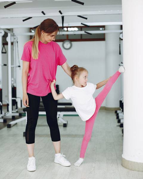 allenamento-bambina Bambina fa sport con allenatrice