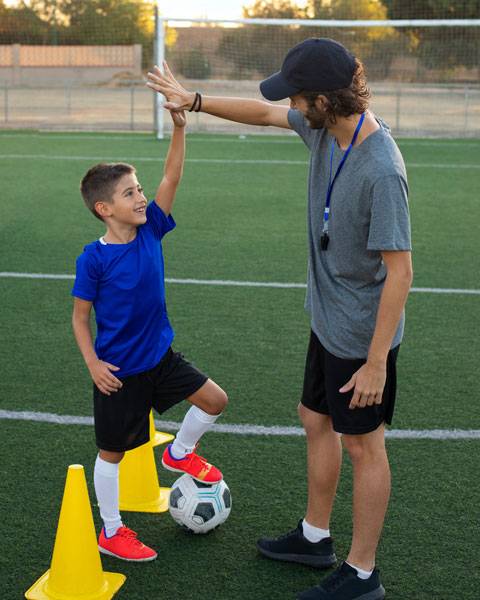 allenatore-calcio-con-bambino Allenatore calcio con bambino
