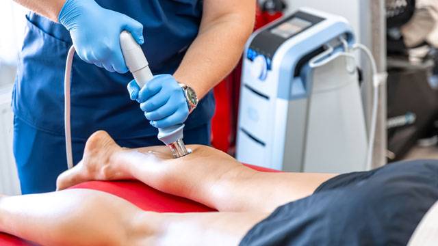 Fisioterapia con onde d'urto alle gambe
