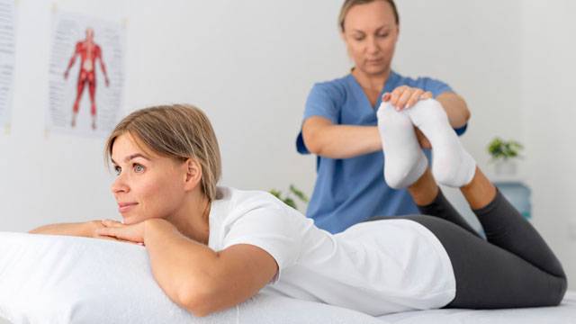 donna fa esercizi di fisioterapia per dolore alle gambe