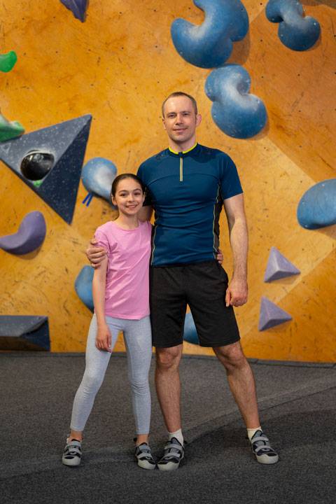 padre e figlia fanno arrampicata