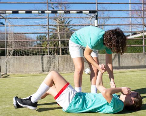 ragazza soffre infortunio giocando a calcio